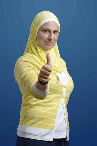 Daumen Hoch Schöne Muslimische Frau Über Blauem Hintergrund — Stockfoto