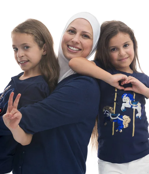 一个快乐的穆斯林家庭 母亲和她的女儿在白色背景中被隔离 — 图库照片