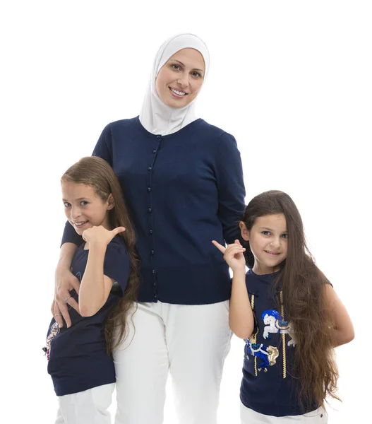 Glückliche Muslimische Weibliche Familie Mutter Und Ihre Beiden Töchter Isoliert — Stockfoto