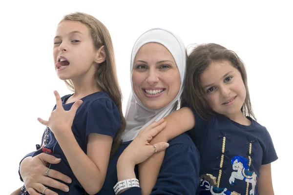 幸せのイスラム教徒の女性の家族 母と彼女の面白いポーズ白い背景で隔離の娘 — ストック写真