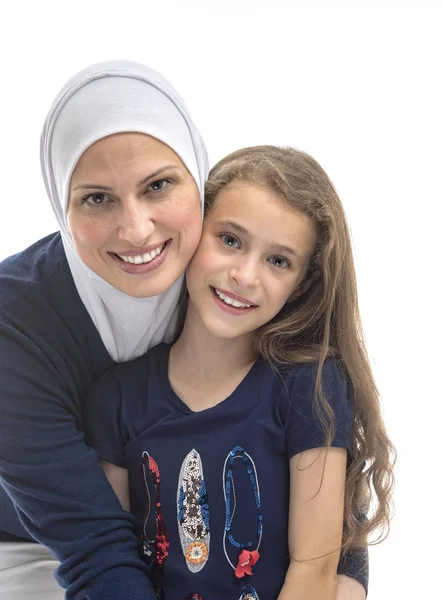 Mãe Muçulmana Feliz Abraçando Sua Filha Isolada Branco — Fotografia de Stock