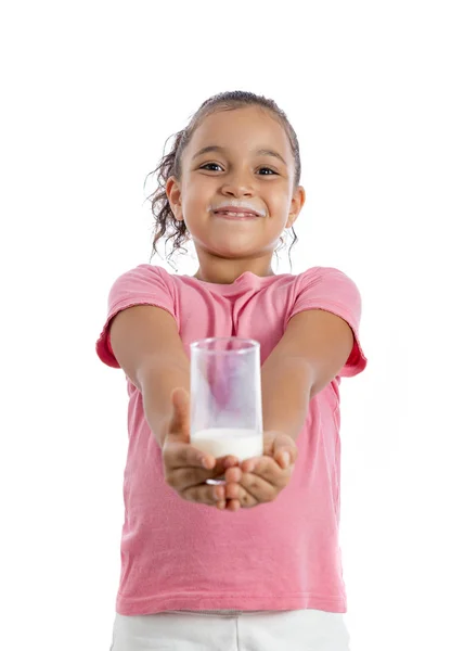 Hübsches Junges Mädchen Hält Milchglas Isoliert Auf Weißem Hintergrund — Stockfoto