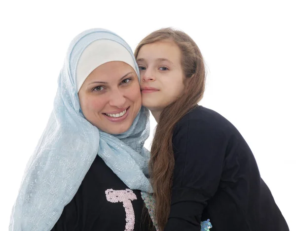 Mãe Muçulmana Feliz Sua Filha Isolada Fundo Branco — Fotografia de Stock