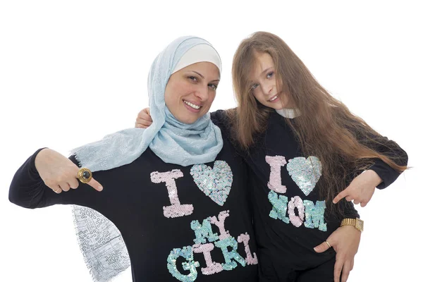 快乐的穆斯林母亲和她的女儿在白色背景中彼此相爱 — 图库照片