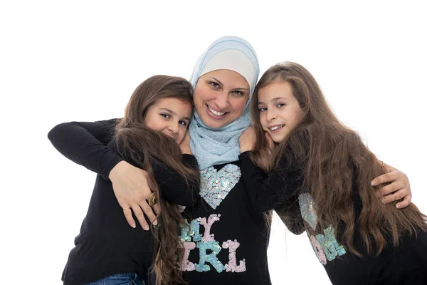 快乐的穆斯林女性家庭母亲和她的女儿庆祝母亲节在白色背景隔离 — 图库照片
