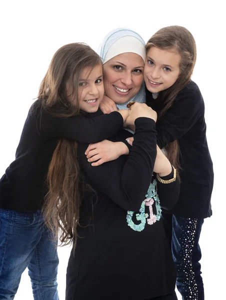 Família Feminina Muçulmana Feliz Mãe Suas Filhas Celebrando Dia Das — Fotografia de Stock