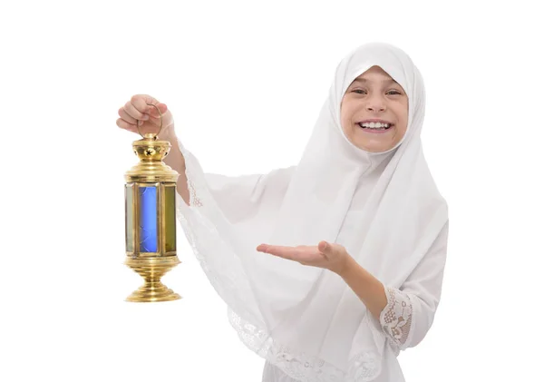 Fata musulmană fericită zâmbind sărbătorind Ramadanul cu festive lante — Fotografie, imagine de stoc
