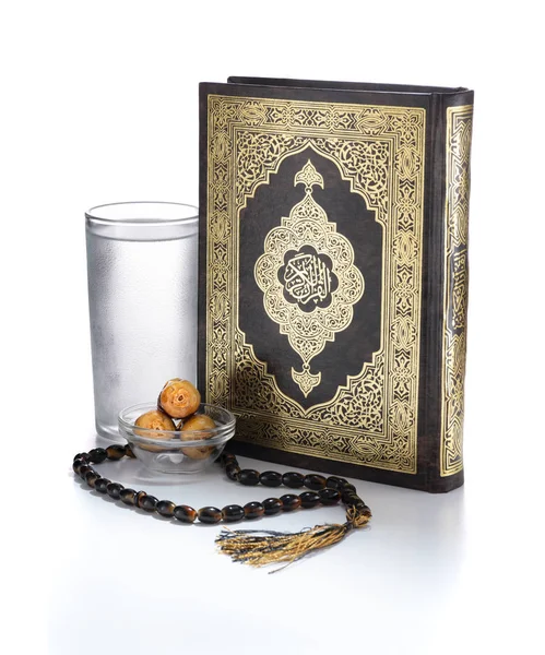 Itens do Ramadã, Livro Sagrado do Alcorão, Água, Datas e Rosário — Fotografia de Stock