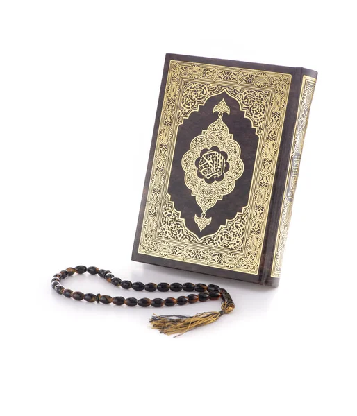 Libro del Sagrado Corán y Rosario Aislados sobre el Fondo Blanco — Foto de Stock