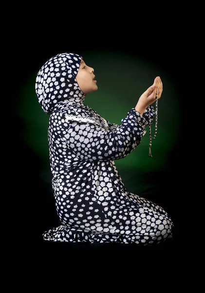 Kleine Muslimin, die für Allah betet, Mädchen mit Gebetskostüm — Stockfoto