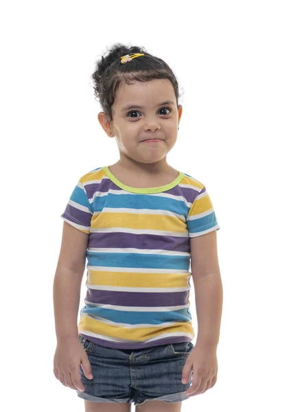 Uma menina com um sorriso irritado, com rosto de advertência, olhando sagacidade — Fotografia de Stock