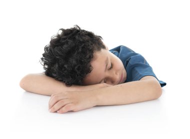 Küçük genç exausted Lazy oğlan Fell uyuyan üzerinde beyaz masa, Studi