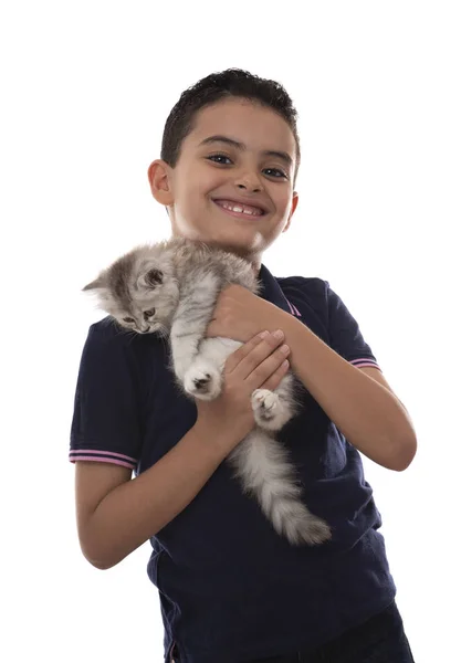 Lycklig ung pojke leende med lurviga kattunge, kramar hans husdjur, Isol — Stockfoto