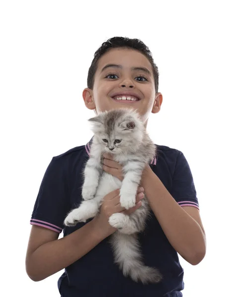 Niño feliz sonriendo con gatito peludo, sosteniendo a su mascota, aislado o — Foto de Stock