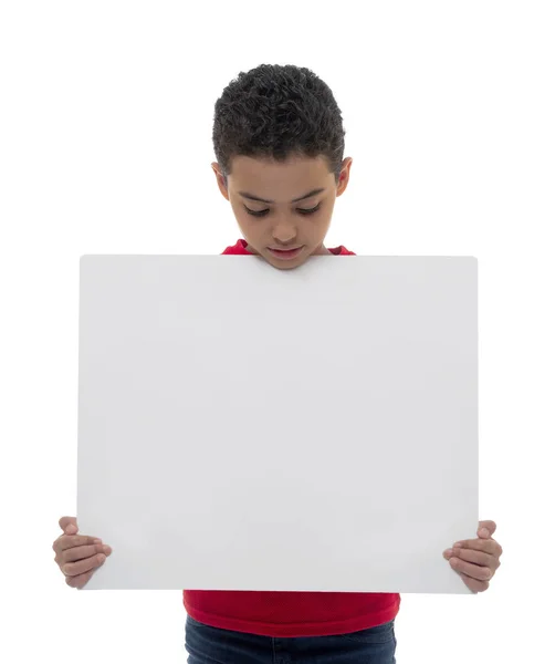 Young Boy держит белую доску с копировальным пространством, рекламным коном — стоковое фото