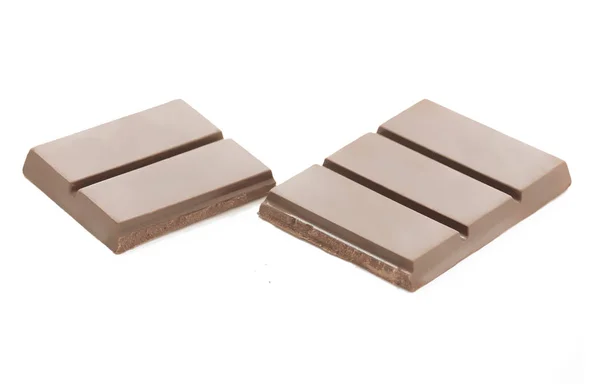 Два темно-коричневых шоколадных кусочка на белом фоне — стоковое фото