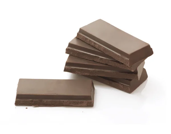 Pieces de chocolat brun foncé tas sur fond blanc — Photo