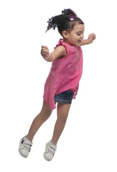 Glad aktiv ung flicka hoppar i luften isolerad på vit bakgrund — Stockfoto