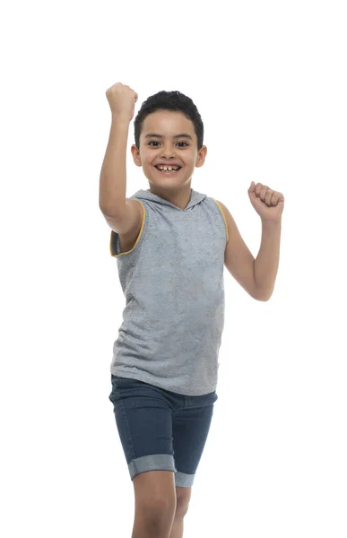 Aktywny zwycięzca chłopiec uśmiecha się na białym tle — Zdjęcie stockowe