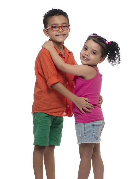 Zwei junge Freunde, die sich umarmen, Kinderromantik — Stockfoto