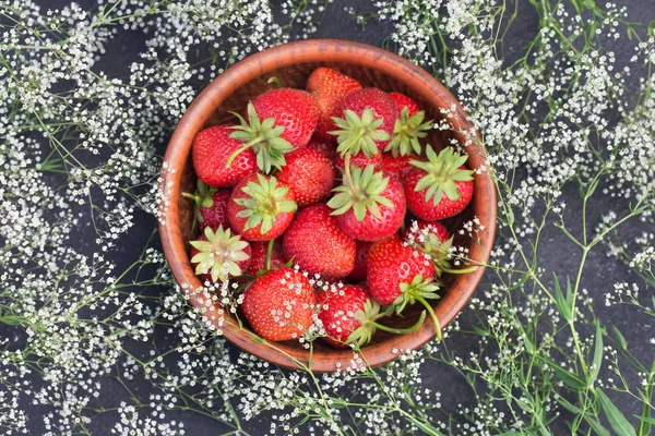 Strawberry Merah Dalam Cangkir Tanah Liat Dengan Bunga Gypsophila Pada — Stok Foto