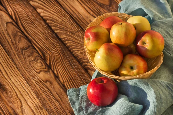 Äpfel Einer Geflochtenen Vase Blaues Handtuch Auf Einem Holztisch — Stockfoto