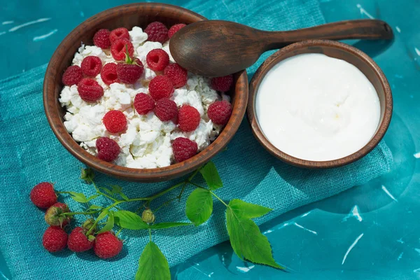 Raspberry Branch Berries Cottage Cheese Sour Cream Earthenware Cloth Blue — Stock Photo, Image