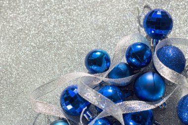 Yeni yıl Noel dekorasyonu topları mavi parlak parlak arka planını topları gümüş şerit yakın çekim