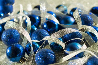 Yeni yıl Noel dekorasyonu topları topları gümüş şerit planı yakın çekim parlak arka plan mavi