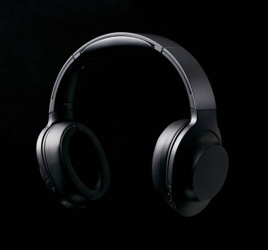 Siyah arka plan üzerine siyah bluetooth kulaklık