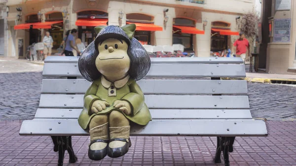 Buenos Aires, Arjantin, 4 Mart 2013, Mafalda, Buenos Aires sokakta bankta oturan komik karakter kız