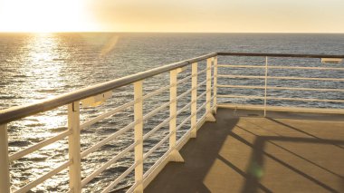 Denizlere yelken güvertede