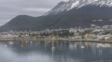 Bağlantı noktası ve Ushuaia şehir içinde belgili tanımlık geçmiş Dağları ile