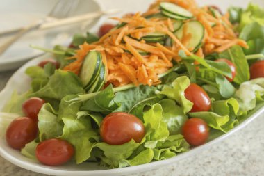 Kiraz domates, marul, salatalık ve rendelenmiş havuç salatası