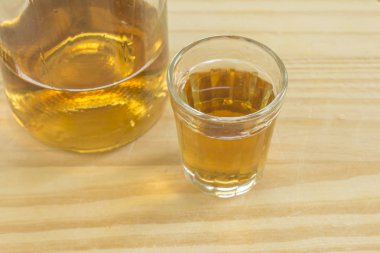 Cam ve şeker kamışı yapılan bir Brezilyalı Cachaça şişe.