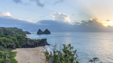 Brezilya Fernando Noronha adasında günbatımı manzara