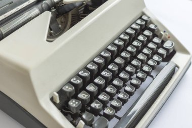 Beyaz arka planda eski daktilo