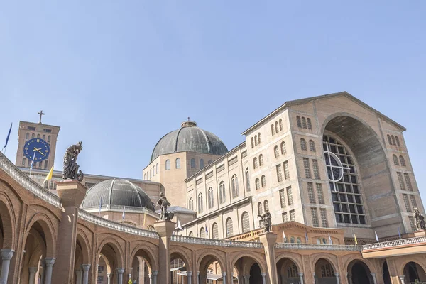 Aparecida, Brezilya 12 Ekim 2014. Ulusal tapınak of Our Lady Aparecida, bazilika kabul Brezilya hamim.
