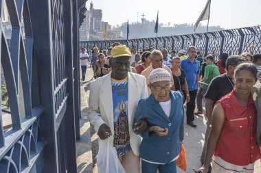 Aparecida, Brezilya 12 Ekim 2014. Ulusal tapınak of Our Lady Aparecida, Bazilikası'ndaki gelen hacılar kabul Brezilya hamim