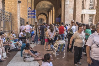 Aparecida, Brezilya 12 Ekim 2014. Hacılar Ulusal tapınak of Our Lady Aparecida, bazilika, Brezilya hamim kabul
