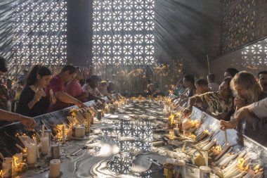 Aparecida, Brezilya 12 Ekim 2014. Hacılar mumlar Ulusal tapınak of Our Lady Aparecida, bazilika, Şapel içinde kabul Brezilya hamim