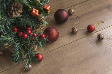 Noel süsler, kırmızı topları, ahşap üzerine bir küçük hediye kutusu