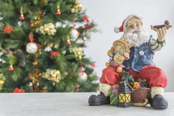 Ön plan ve arka planda Noel ağacı Noel Baba'ya