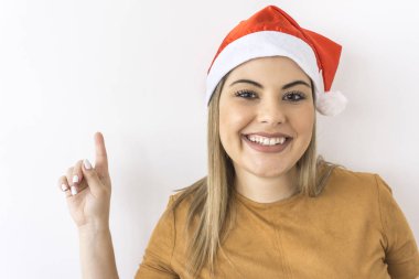 Brezilyalı kadın beyaz arka plan üzerinde Noel şapka ile gülümseyen
