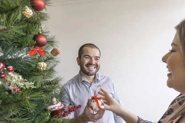 Brezilyalı çift Noel süsler ile Noel ağacı süsleme