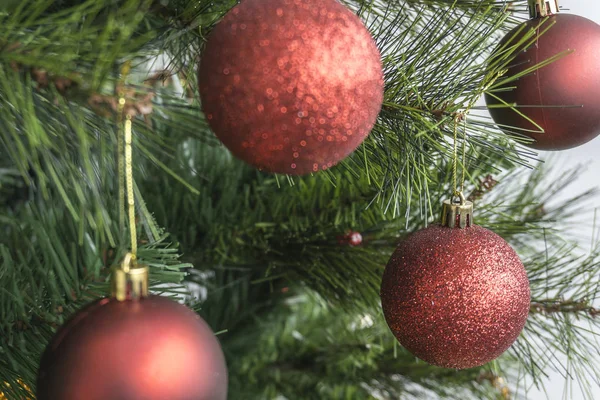 Gros Plan Arbre Noël Avec Des Boules Rouges — Photo