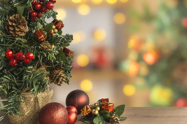 Ön plan ve arka planda bulanık Noel dekorasyonu renkli süsler ile Noel ağacı Close-up