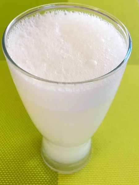 Стекло Натуральным Кокосовым Молоком Зеленом Фоне — стоковое фото