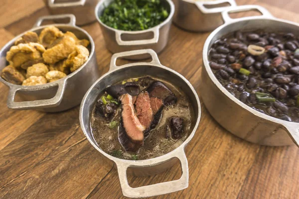 Geleneksel feijoada parçası olan yemekler tipik Brezilya gıda. Siyah fasulye, lahana, kraker, beyaz pirinç, kurutulmuş et, paio