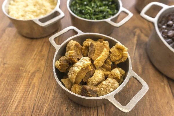 Geleneksel feijoada parçası olan yemekler tipik Brezilya gıda. Siyah fasulye, lahana, kraker, beyaz pirinç, kurutulmuş et, paio